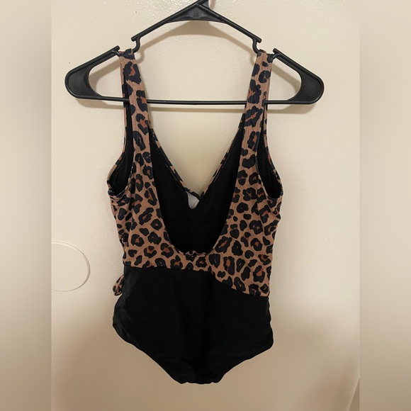 ✨Women’s Pink Lily One Piece Bathing Suit Size L - Picture 6 of 9